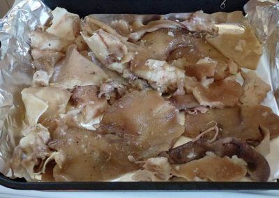 Use pig skin to make pork scratchings