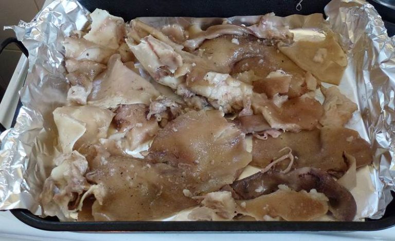 Use pig skin to make pork scratchings