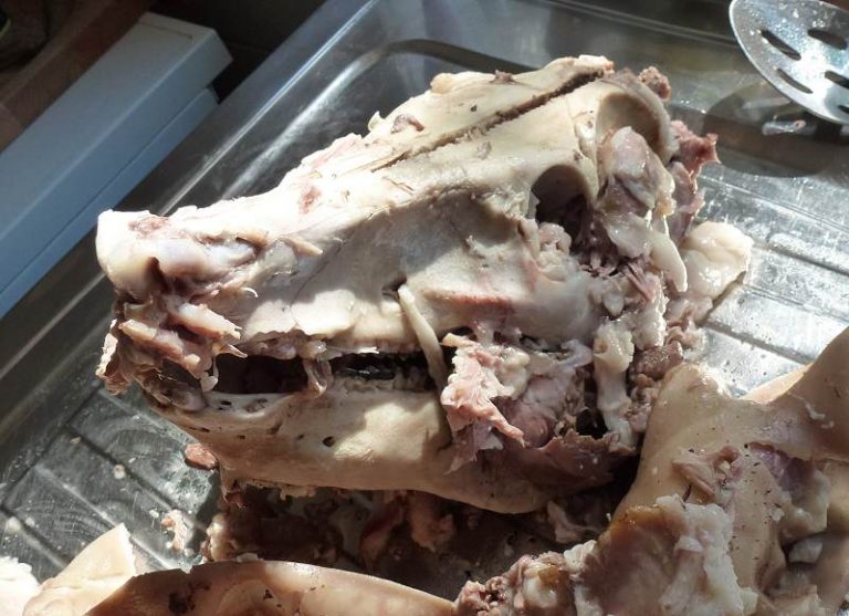 Stip meat of pigs head