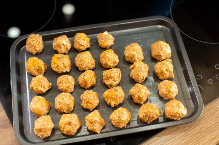 dough balls on biscuit tray