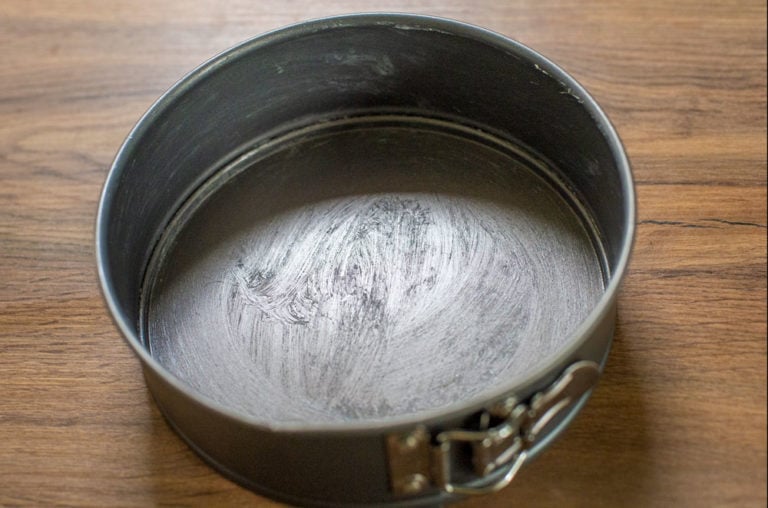 greases cake tin